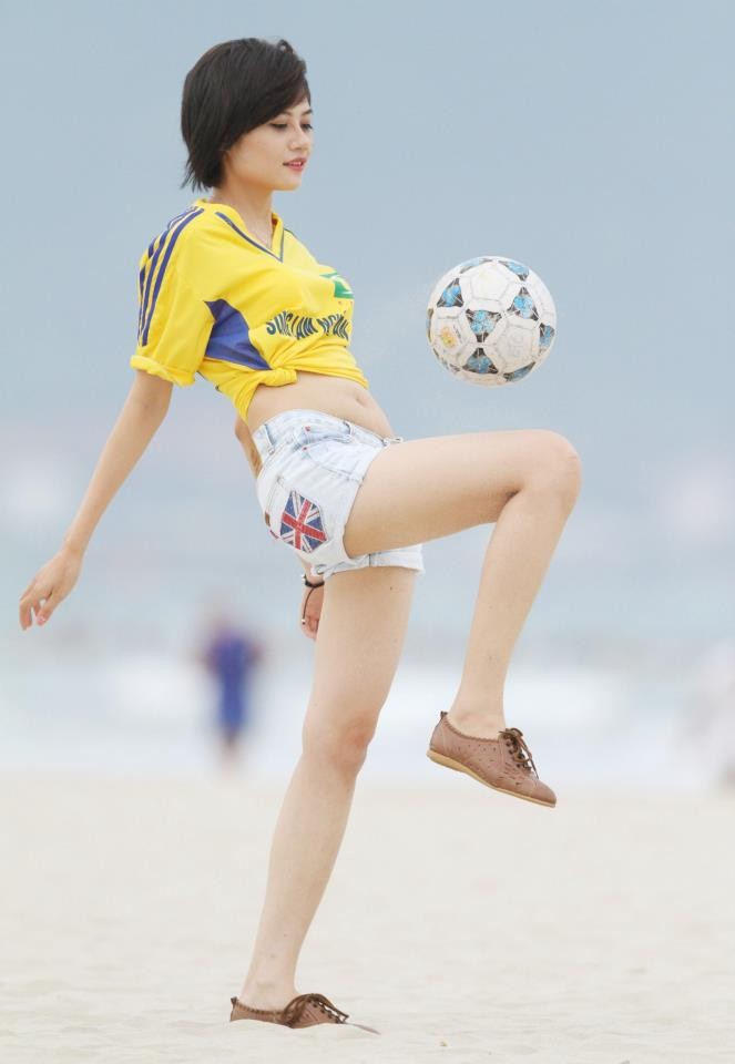 Thể hiện kỹ năng chơi bóng trên bãi biển.